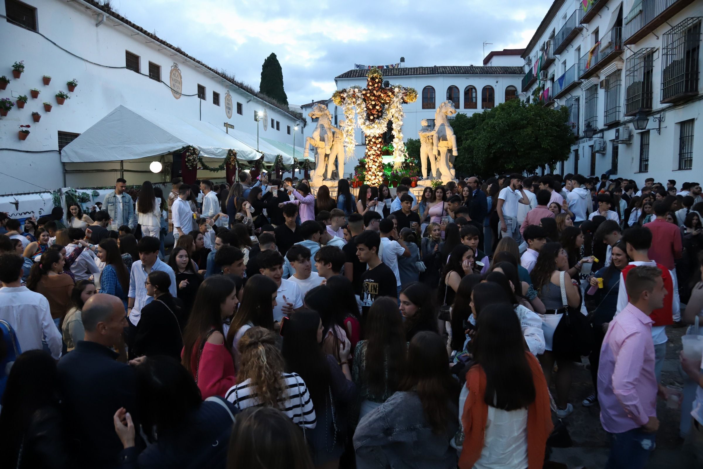 Fotos: El ambiente en las Cruces de Mayo la primera noche de la fiesta