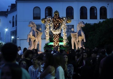 El ambiente en las Cruces de Mayo la primera noche de fiesta