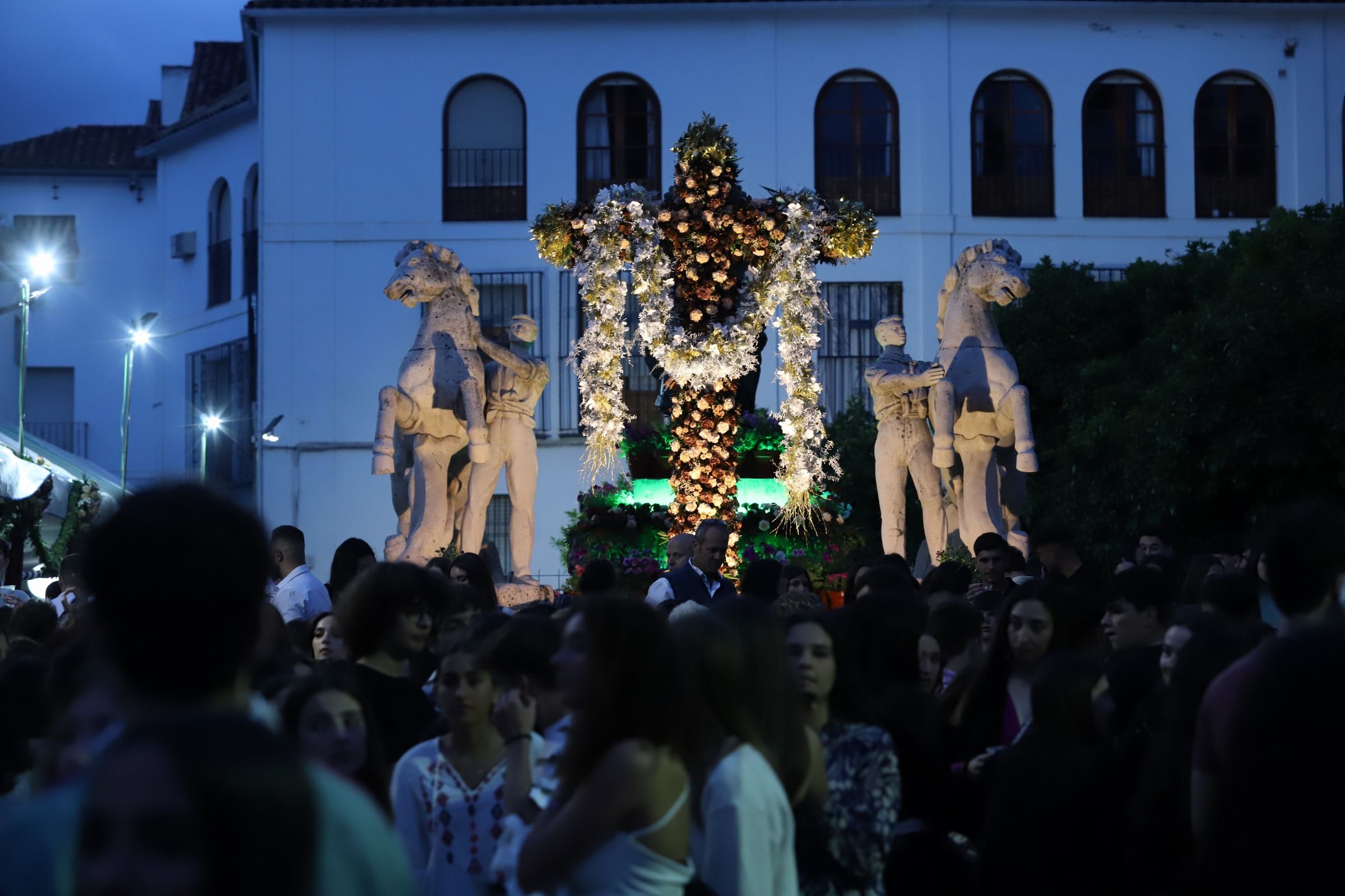 Fotos: El ambiente en las Cruces de Mayo la primera noche de la fiesta