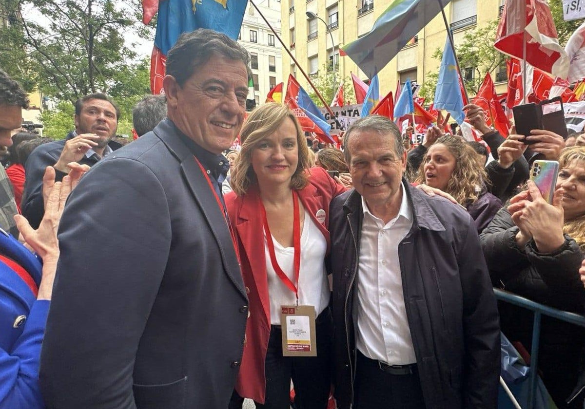 José Ramón Gómez Besteiro y Abel Caballero, este sábado ante la sede central del PSOE, en Madrid