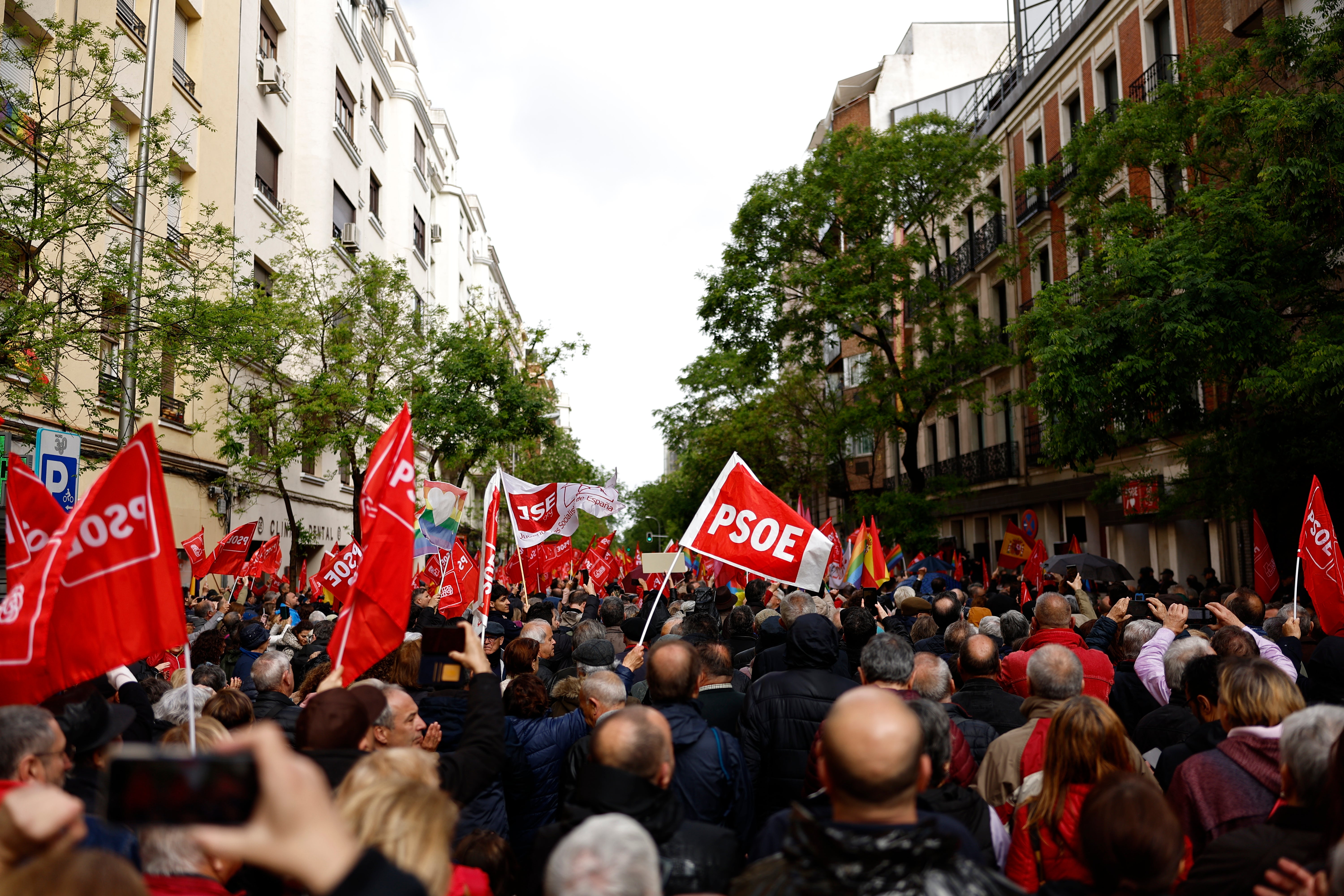 La calle Ferraz, llena de manifestantes en apoyo a Pedro Sánchez