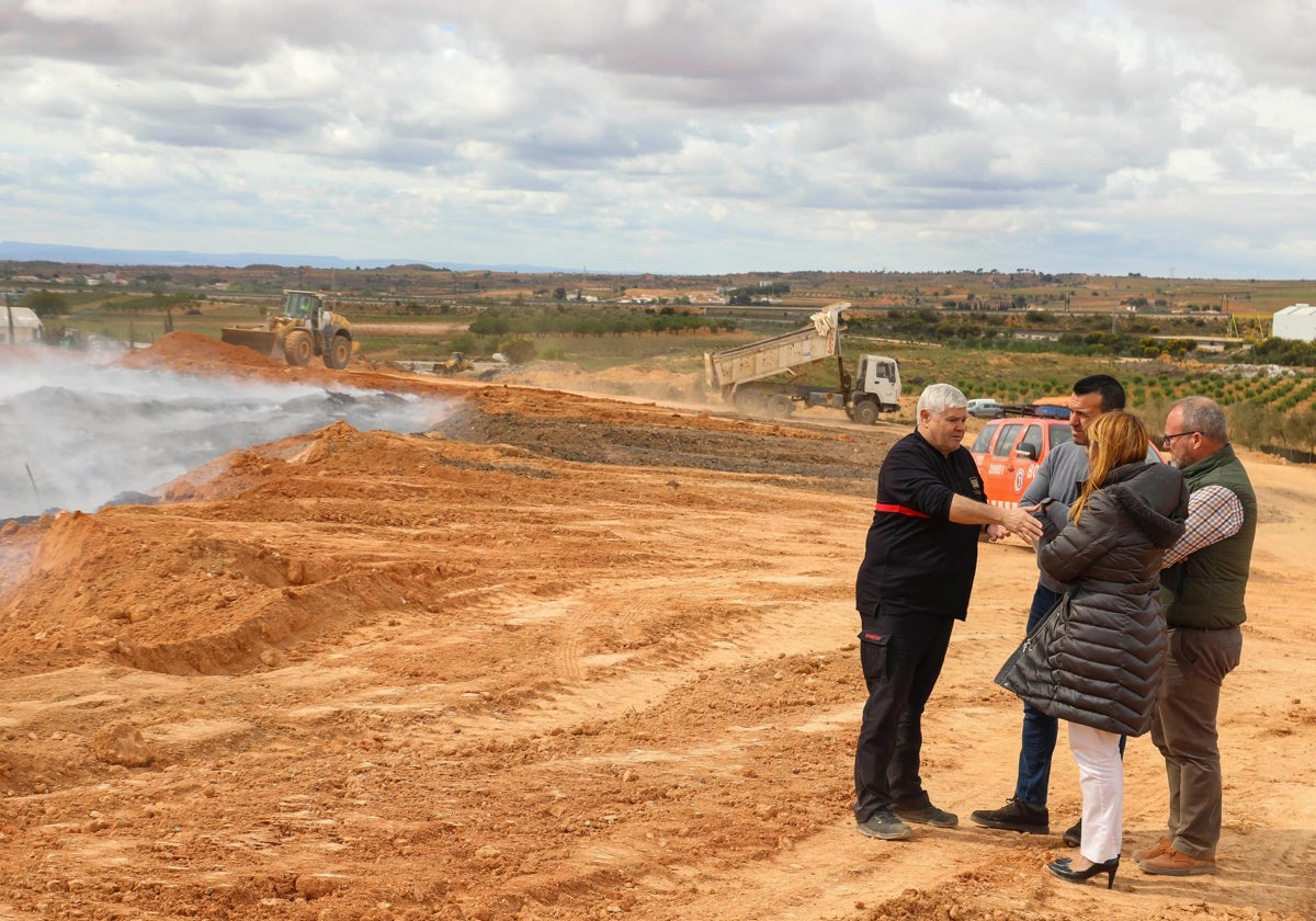 Vicent Mompó visita los trabajos de los Bomberos de la Diputación de Valencia en la planta de reciclaje de San Antonio de Requena