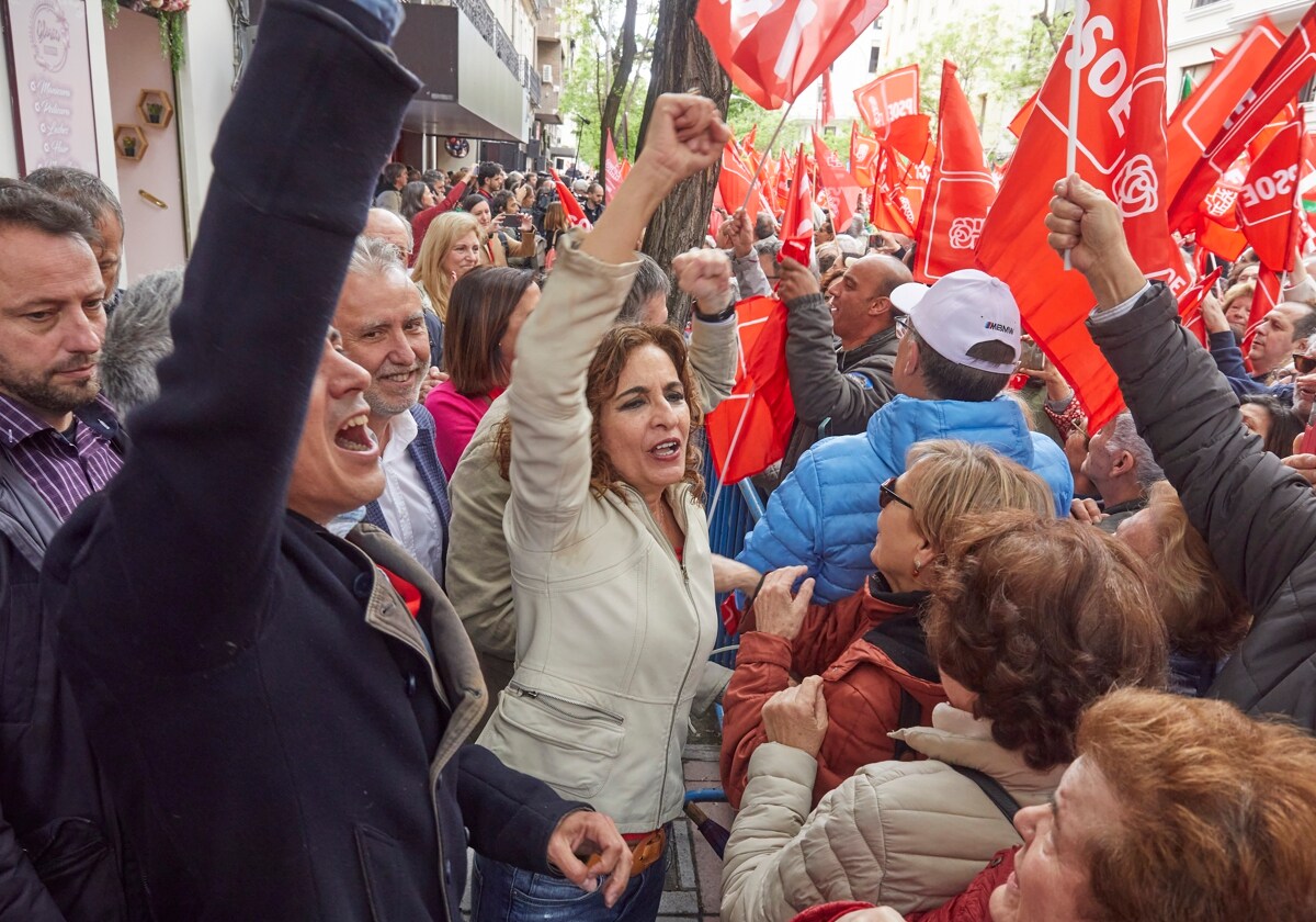 La vicepresidenta Montero, saludando puño en alto a los simpatizantes que acudieron a Ferraz