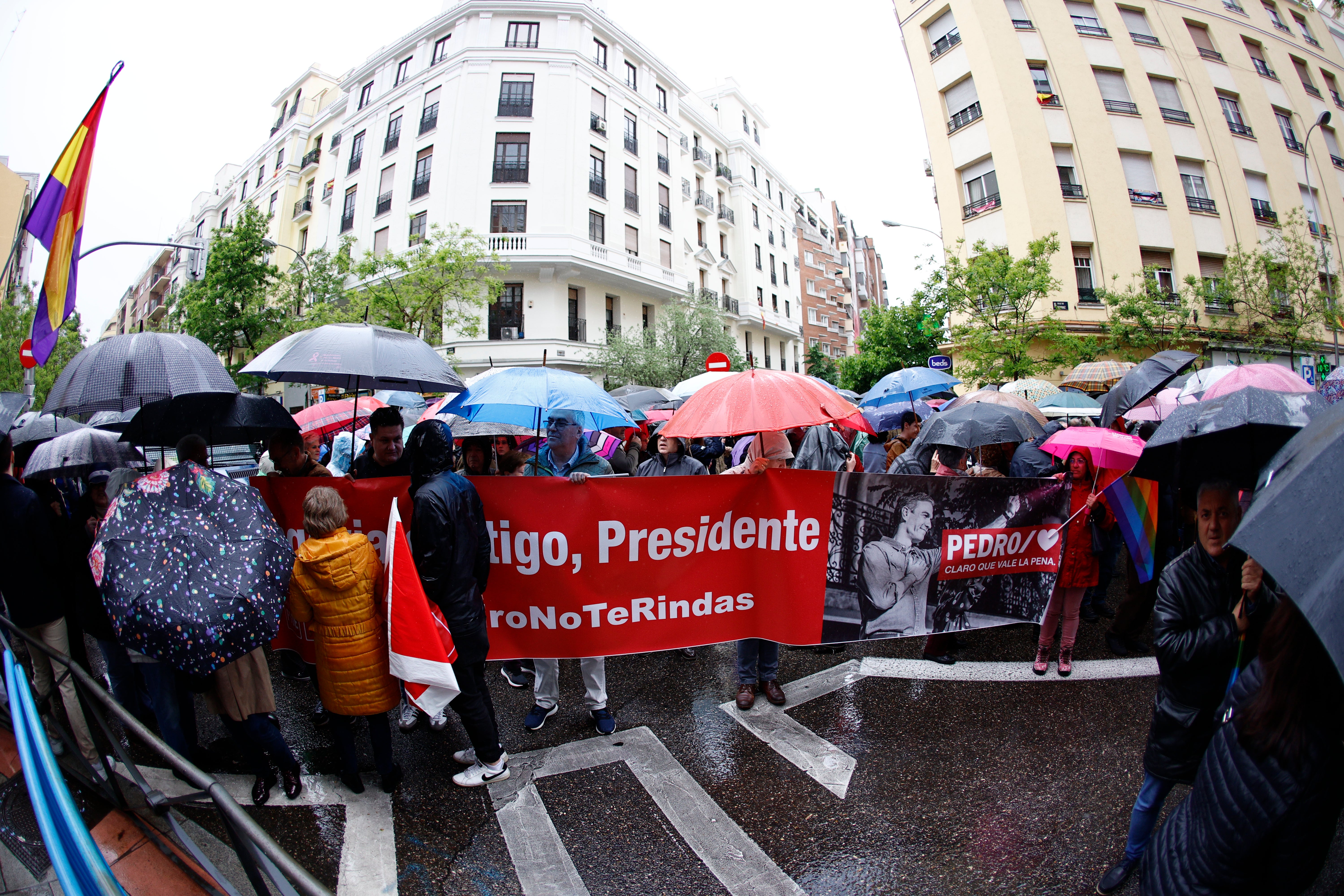 Simpatizantes portan una campaña en apoyo de Pedro Sánchez: «No te rindas»