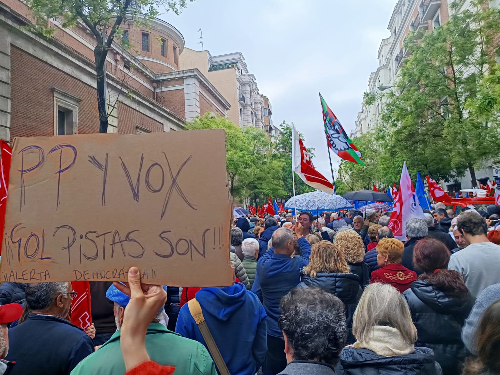 Una consigna denominando golpistas a PP y Vox en la manifestación de Ferraz