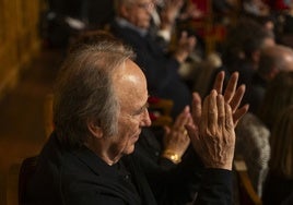 Joan Manuel Serrat recibe la distinción de la Banda Primitiva de Llíria