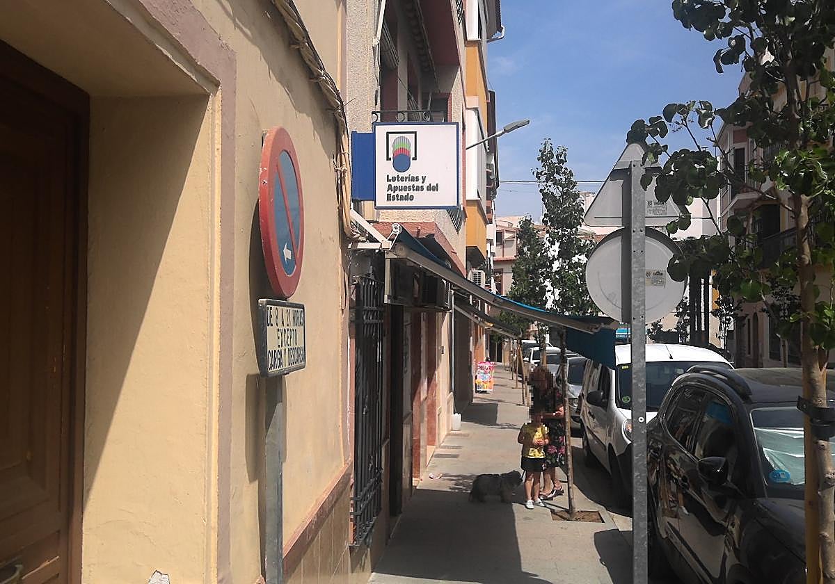 Administración de la calle Teniente Fernández de Cabra, donde se ha vendido parte del primer premio