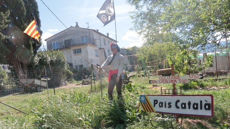 En la guarida francesa de Puigdemont creen que es un cantante