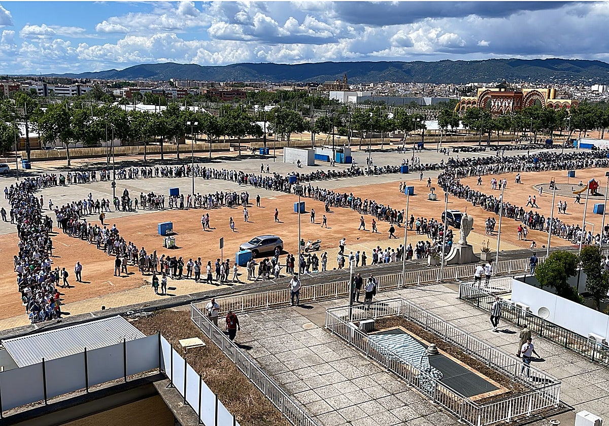 Colas en los aledaños del estadio El Arcángel del Córdoba CF ante la visita del Málaga