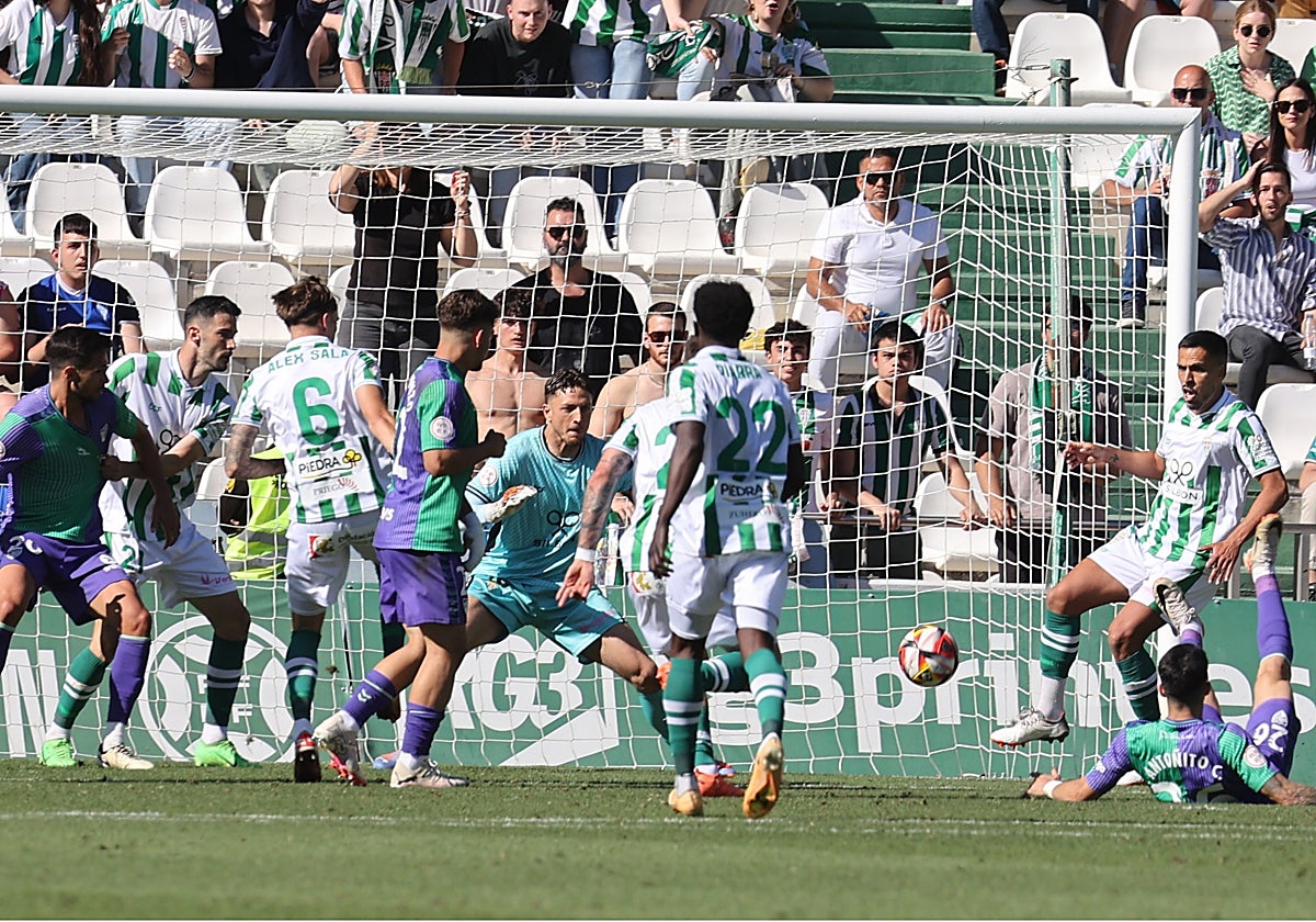 Carlos Marín detiene un balón en la última jugada del partido