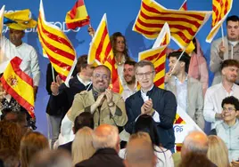 El candidato del PP en Cataluña, Alejandro Fernández, junto a Alberto Núñez Feijóo, en un mitin en Lérida