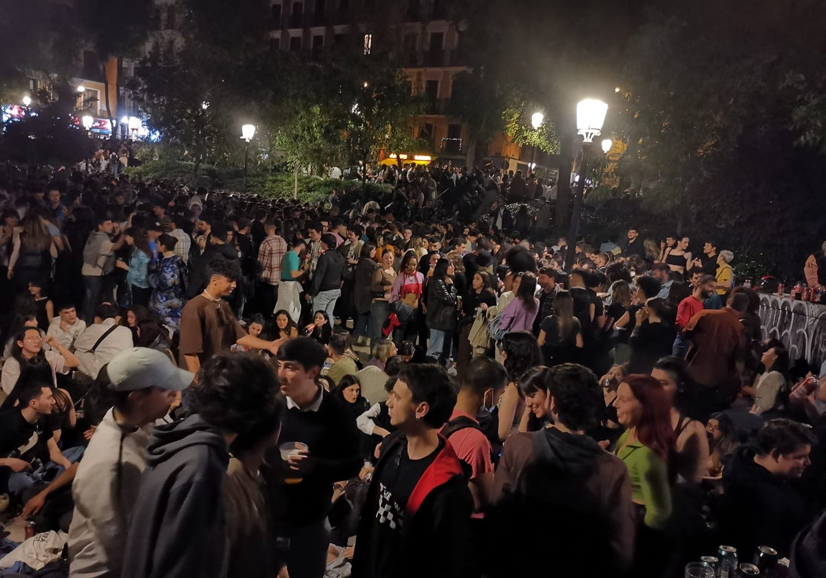 Botellón en la plaza del Dos de Mayo, en Malasaña