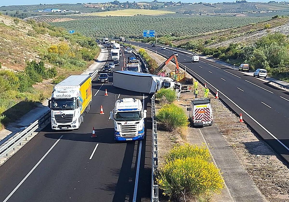 Camión volcado en mitad de la autovía