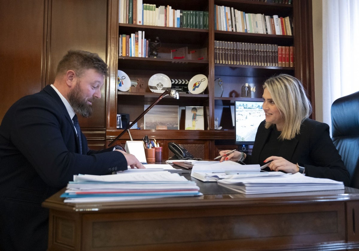 Imagen de la presidenta Marta Barrachina y del diputado del Ciclo Integral del Agua, Iván Sánchez