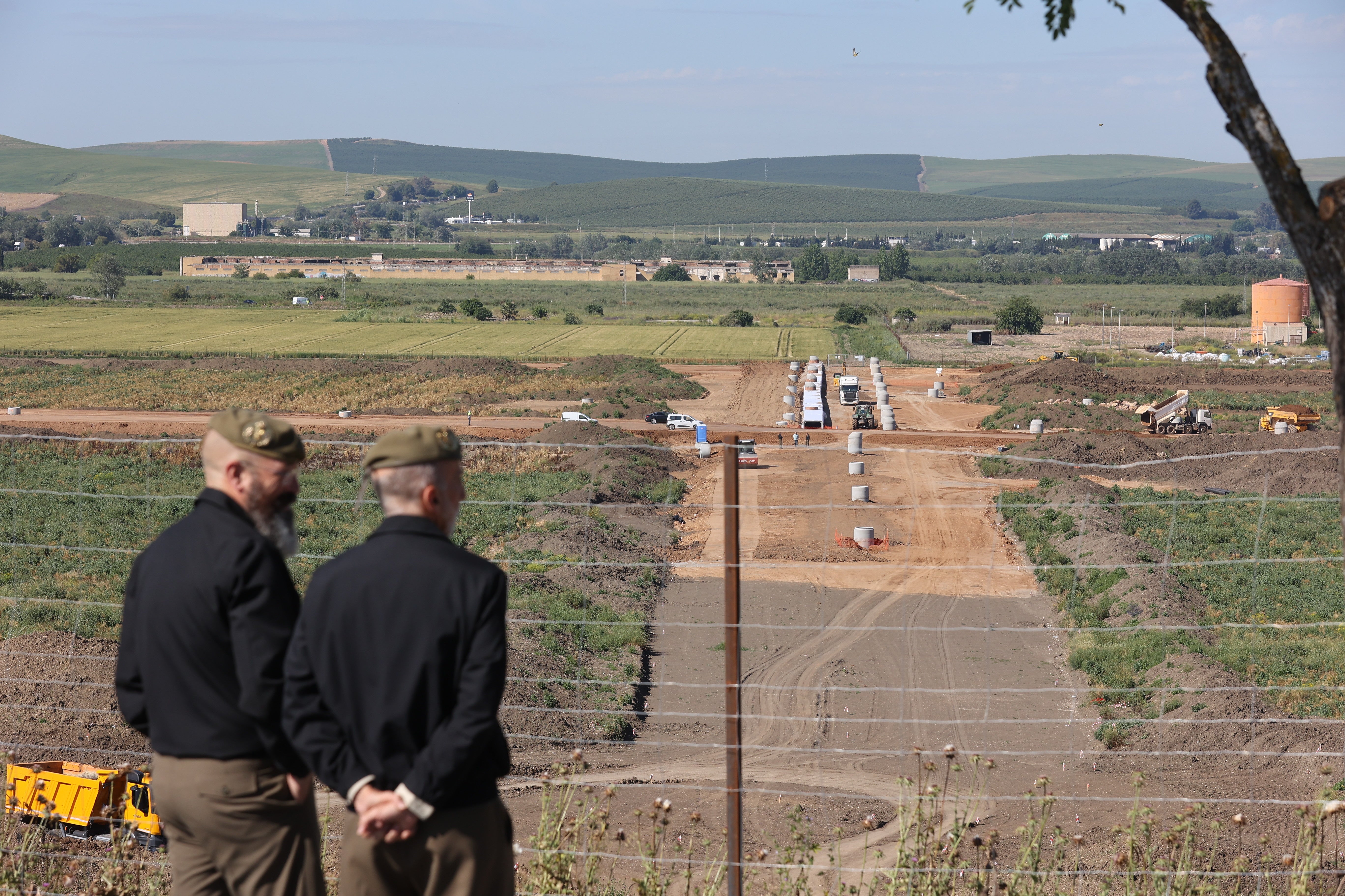 Las imágenes de la visita de la ministra de Defensa a las obras de la Base Logística del Ejército