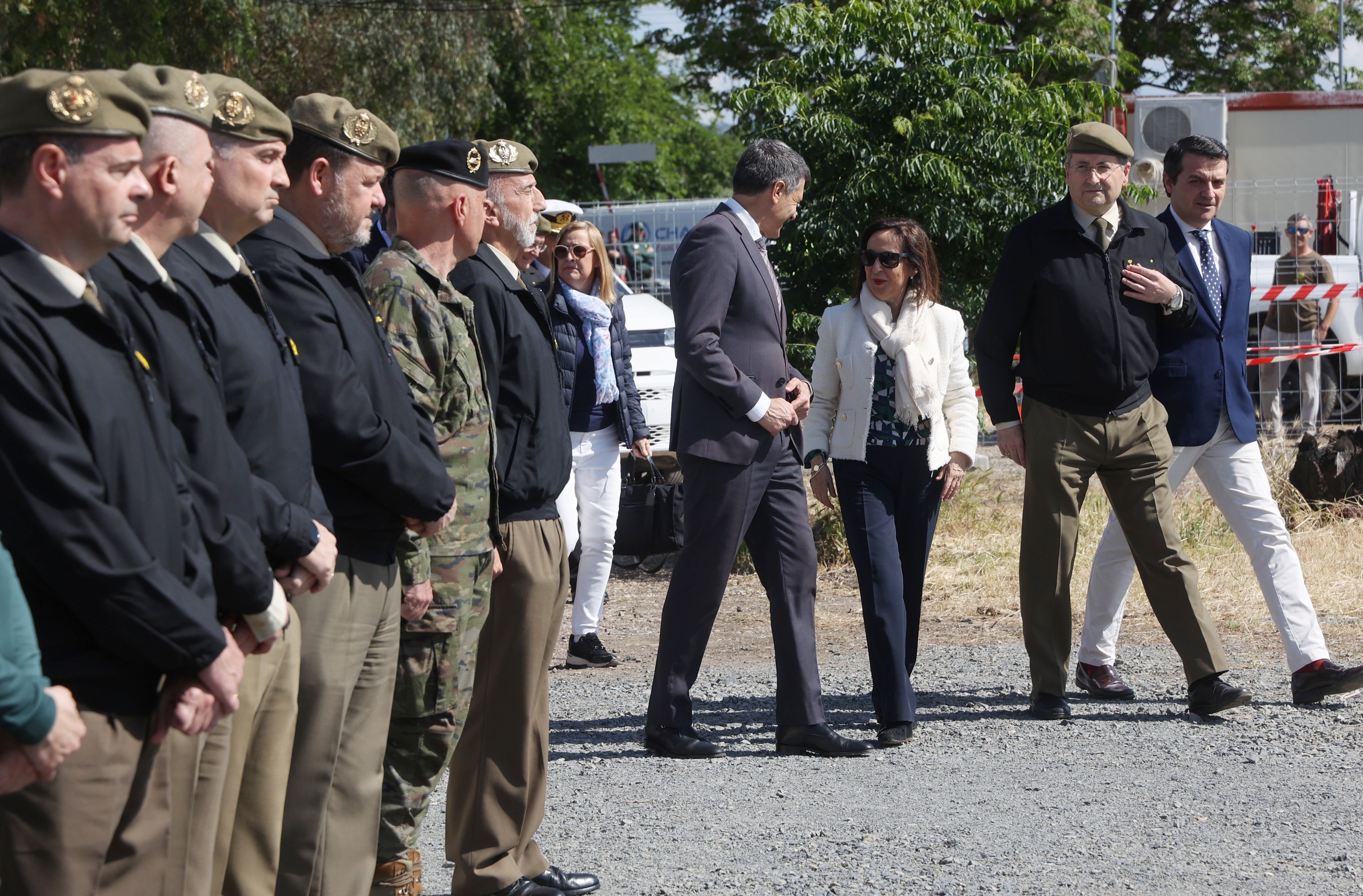 Las imágenes de la visita de la ministra de Defensa a las obras de la Base Logística del Ejército