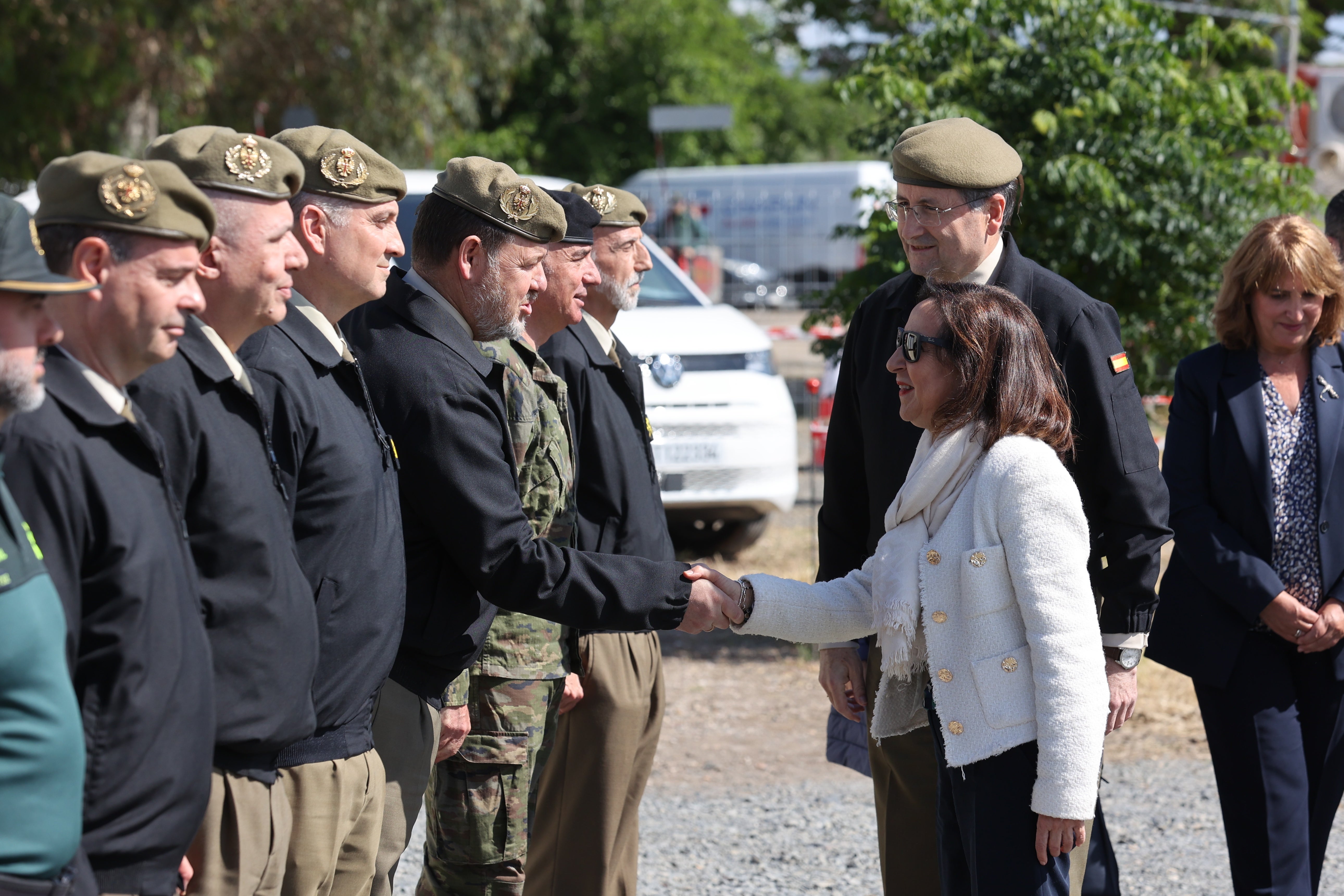 Las imágenes de la visita de la ministra de Defensa a las obras de la Base Logística del Ejército
