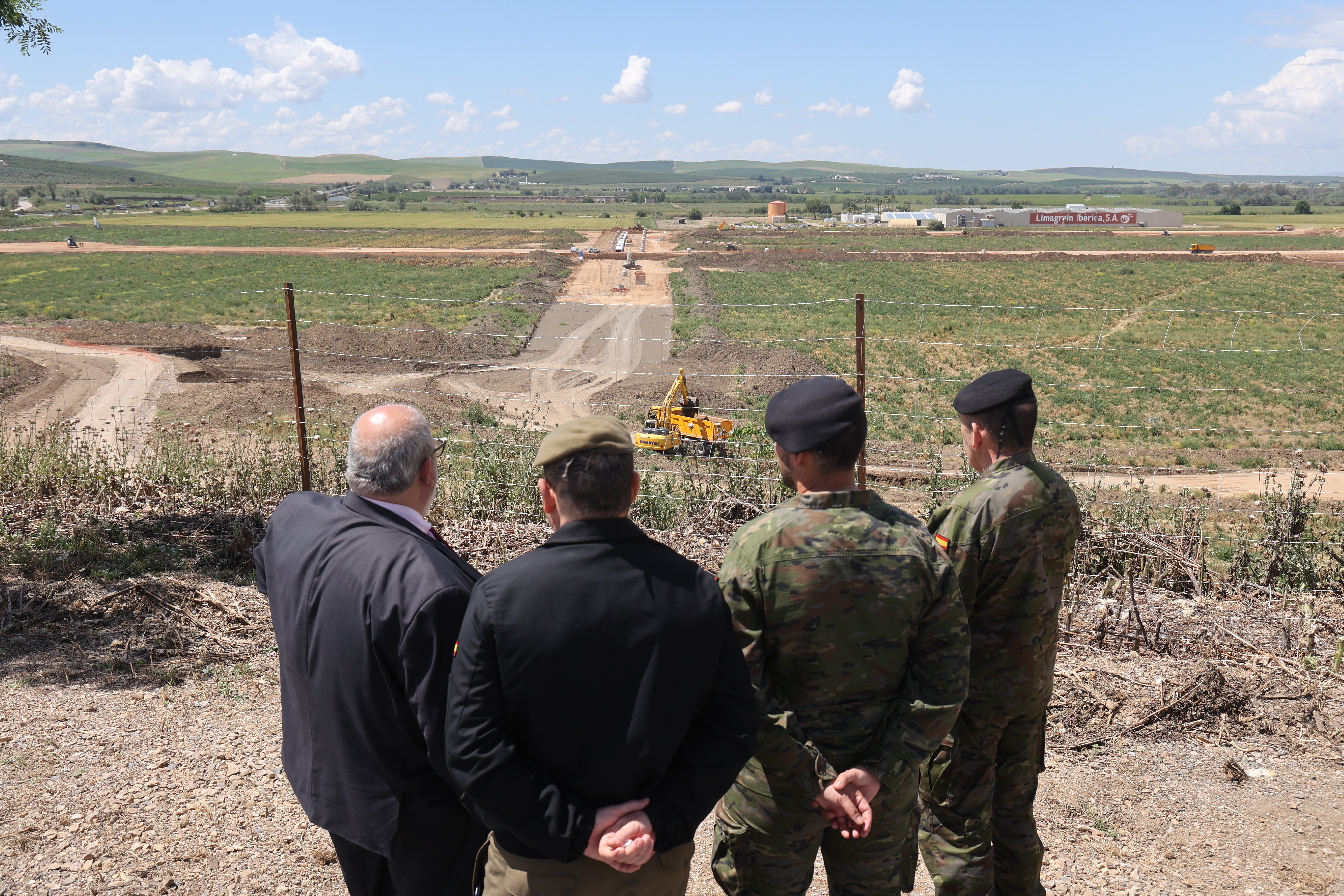 Las imágenes de la visita de la ministra de Defensa a las obras de la Base Logística del Ejército