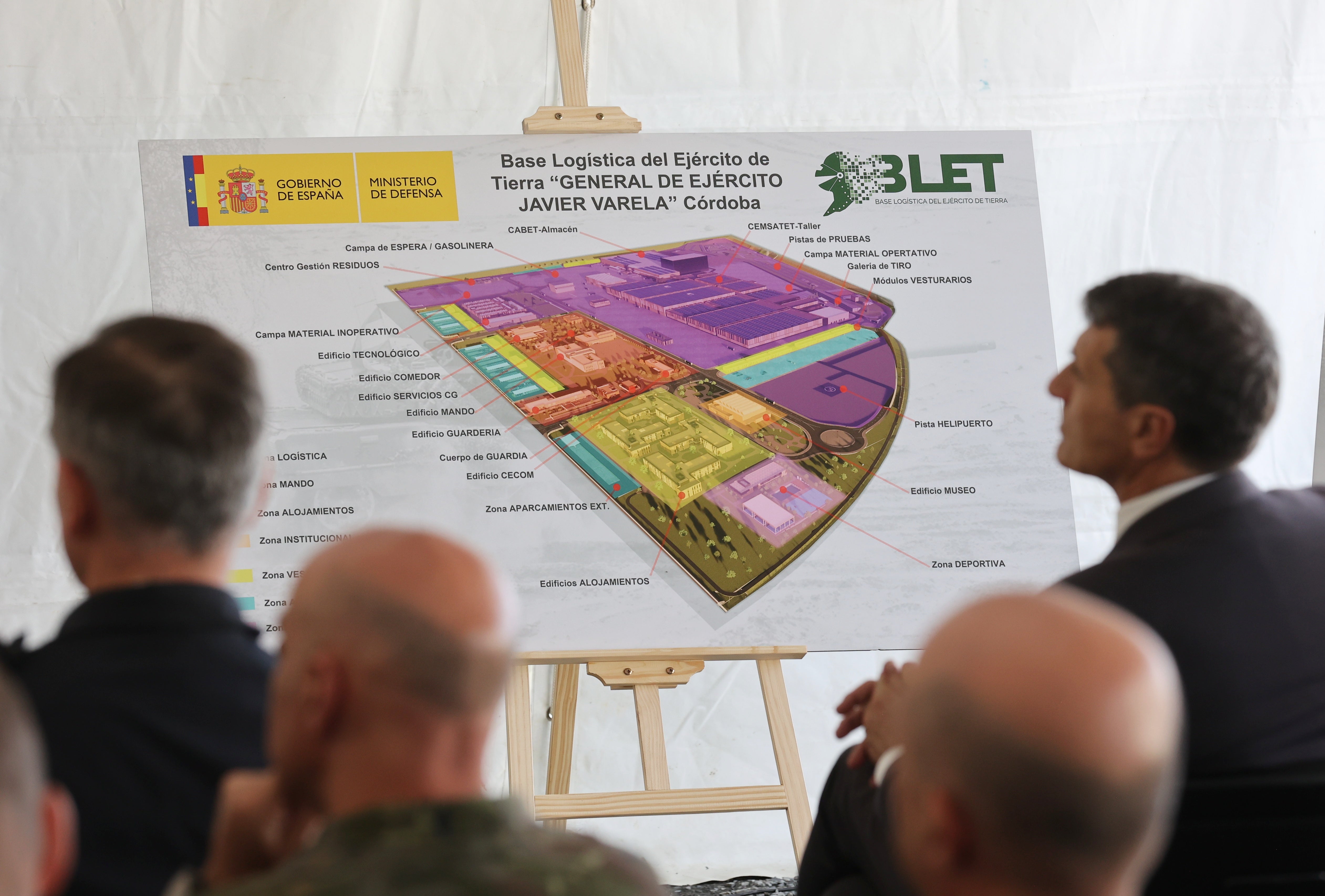 Las imágenes de la visita de la ministra de Defensa a las obras de la Base Logística del Ejército