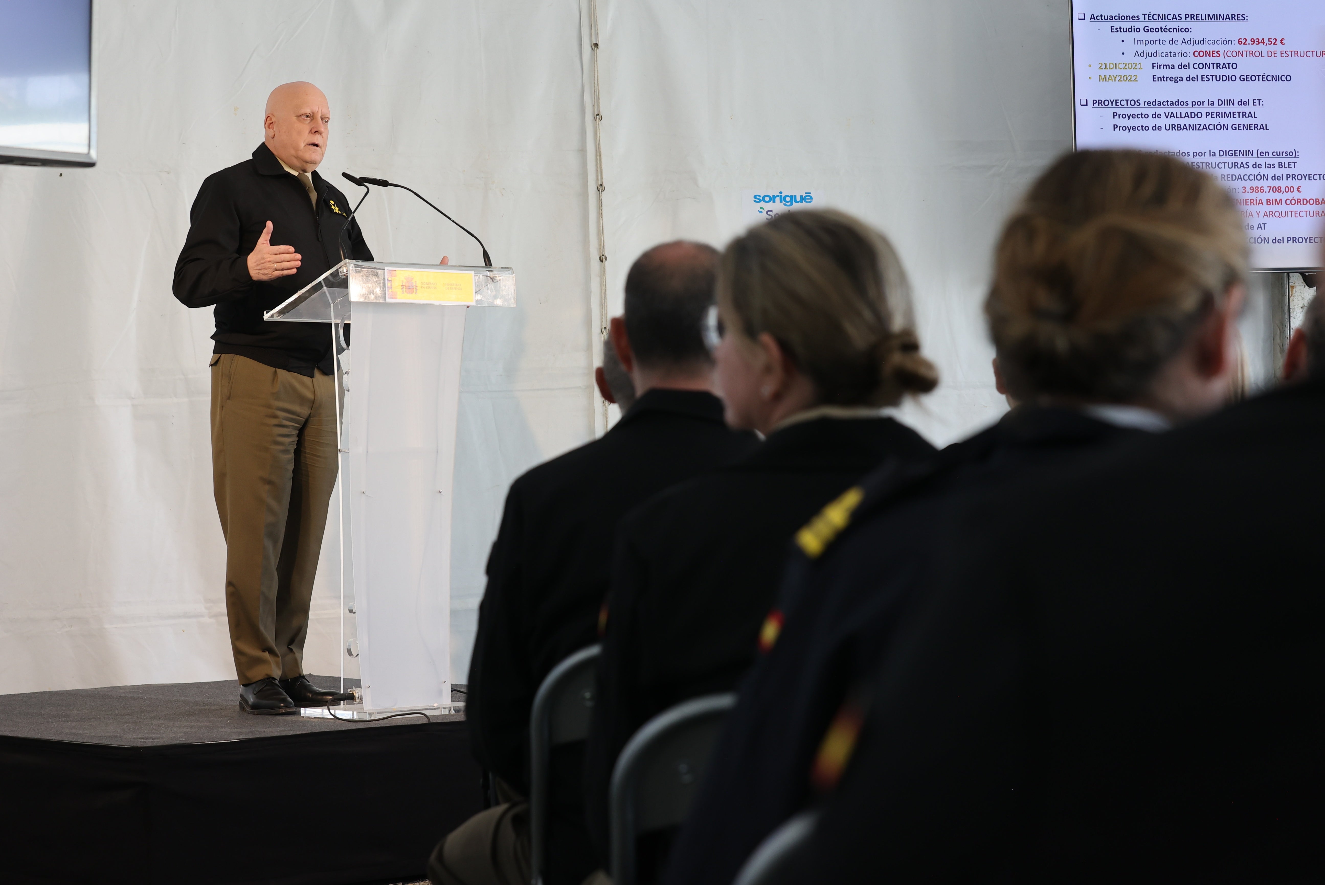 Las imágenes de la visita de la ministra de Defensa a las obras de la Base Logística del Ejército