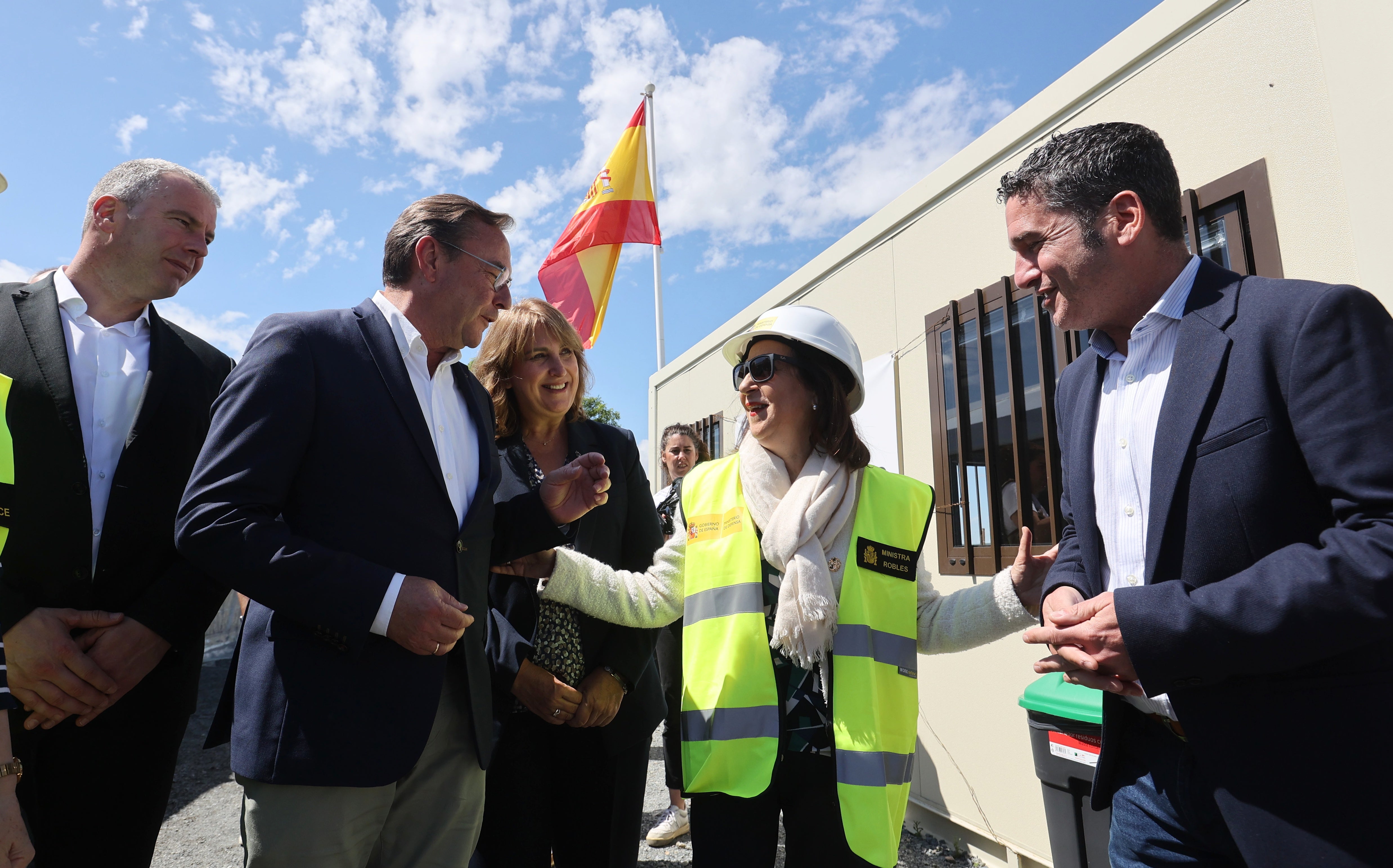 Las imágenes de la visita de la ministra de Defensa a las obras de la Base Logística del Ejército