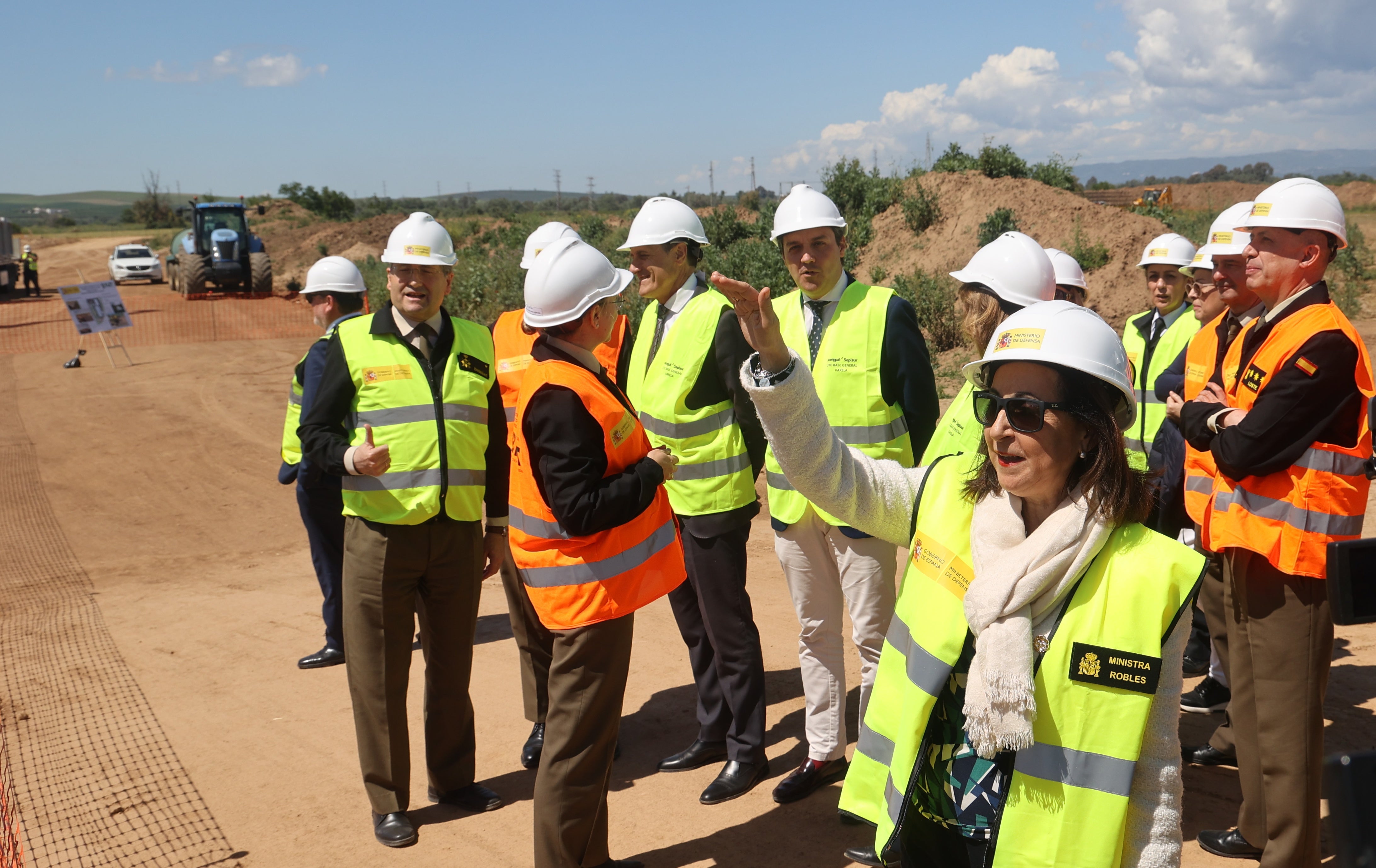 Las imágenes de la visita de la ministra de Defensa a las obras de la Base Logística del Ejército