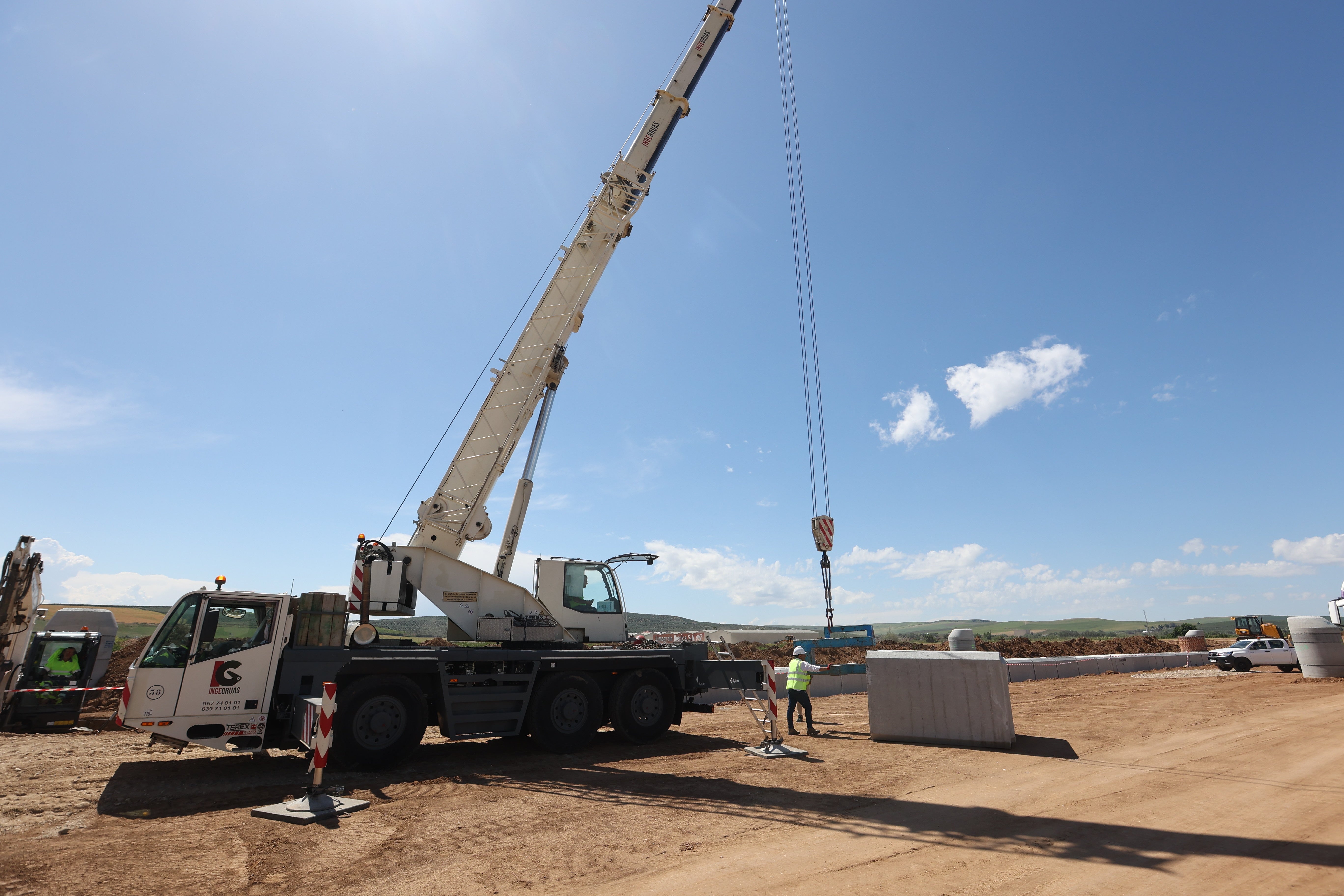 Las imágenes de la visita de la ministra de Defensa a las obras de la Base Logística del Ejército