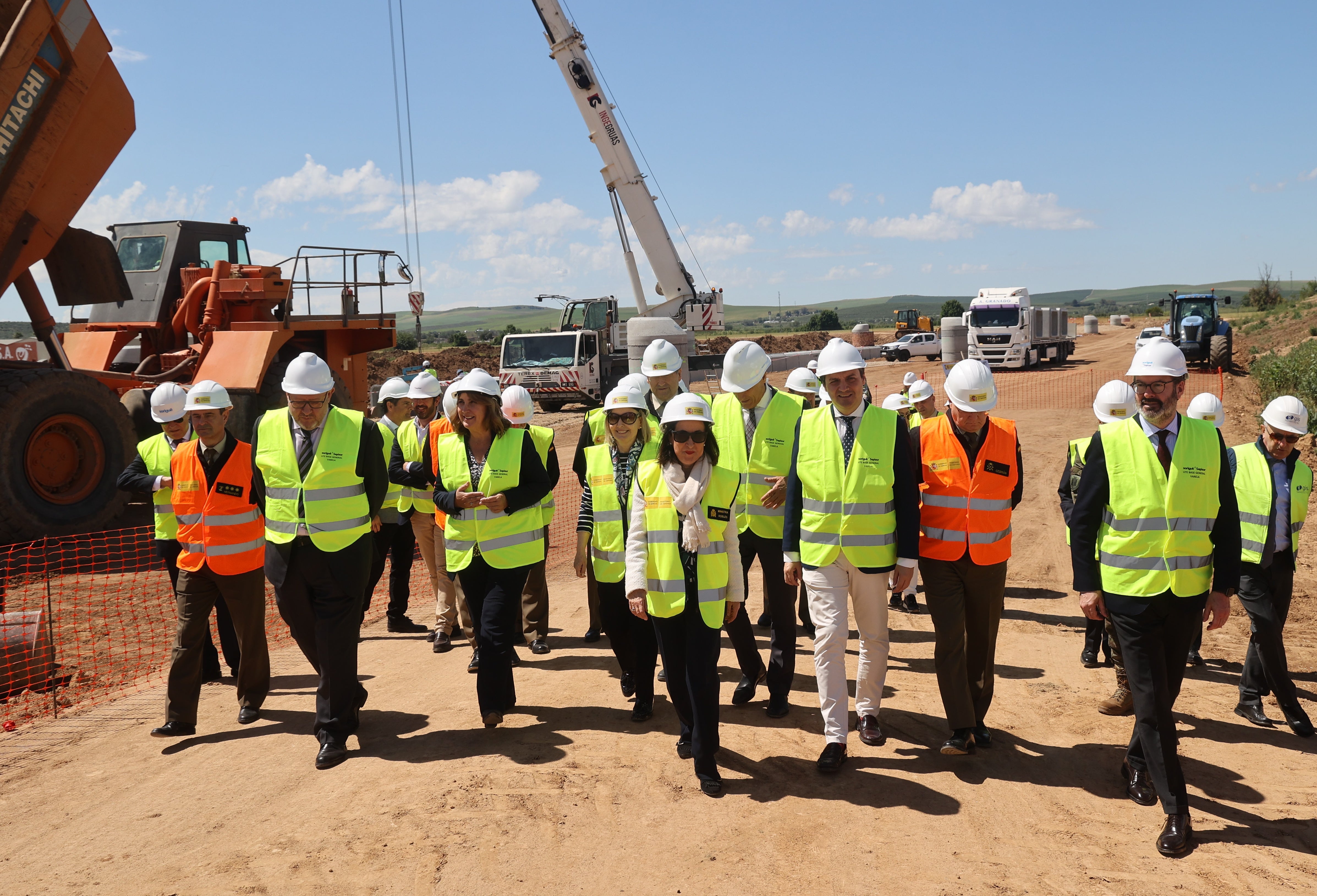 Las imágenes de la visita de la ministra de Defensa a las obras de la Base Logística del Ejército