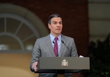 «Cogiendo aire» antes anunciar su decisión: los gestos hablan de un Sánchez «triste», pero «firme»