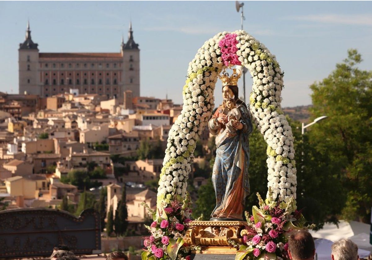 La Virgen del Valle. Al fondo el Alcázar de Toledo