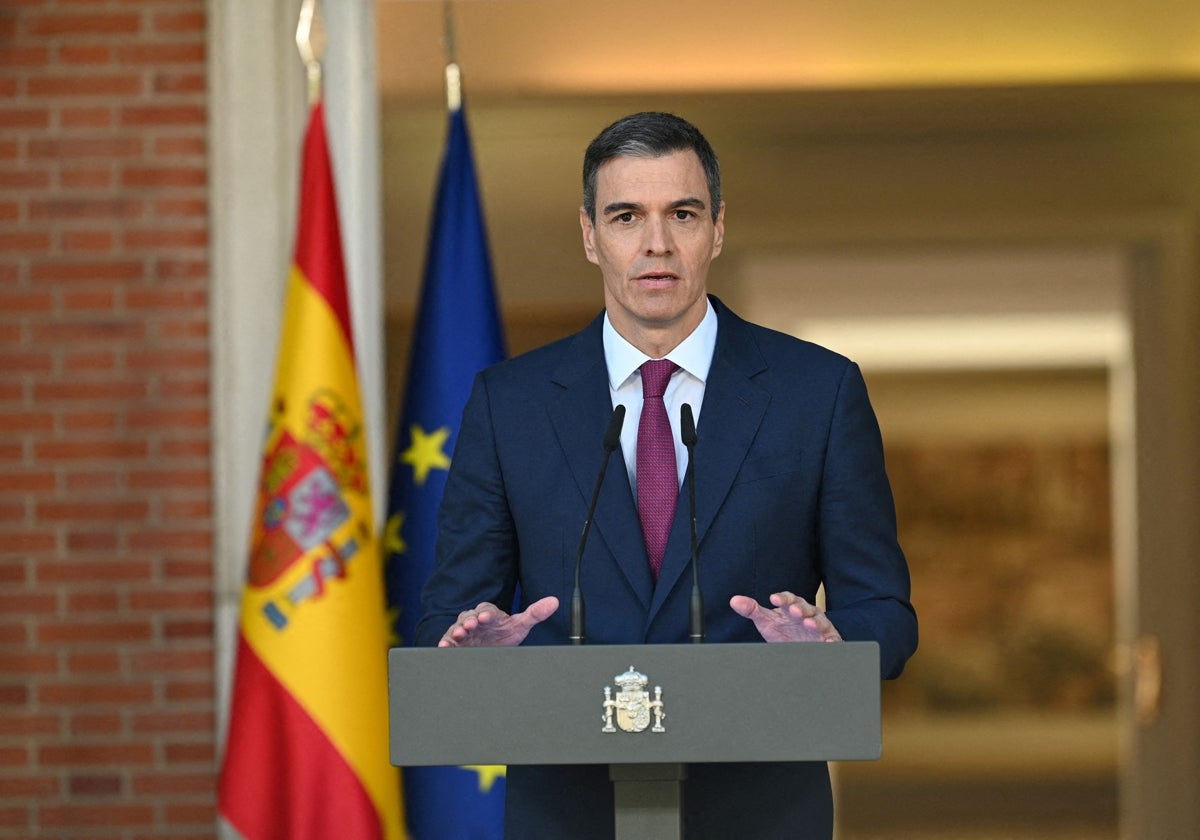 El presidente del Gobierno, Pedro Sánchez, este lunes, en la comparecencia sin medios ni preguntas en la que ha anunciado que no dimitirá