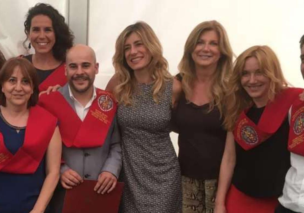 Begoña Gómez posa con los alumnos de uno de sus másteres en la foto oficial de la Complutense