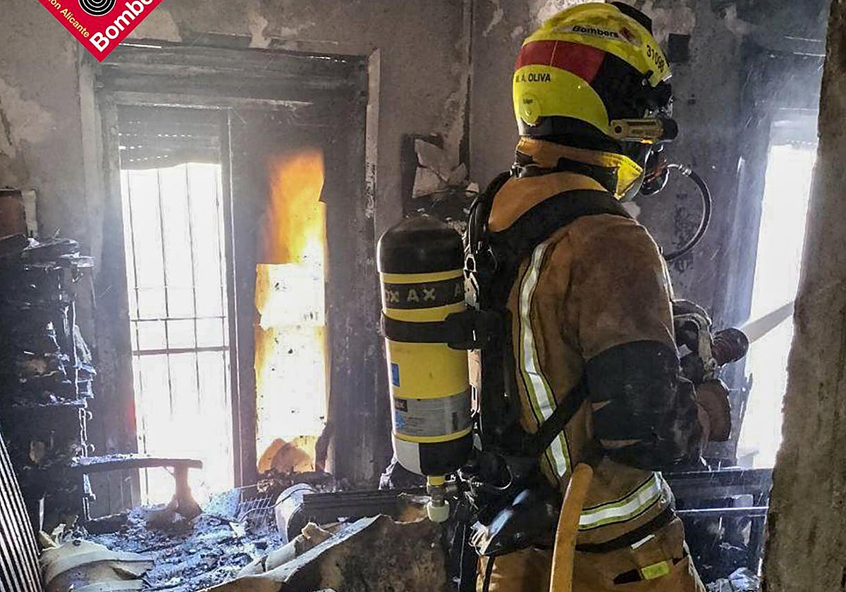 Un hombre muere junto a su perro en el incendio de una vivienda en Alicante
