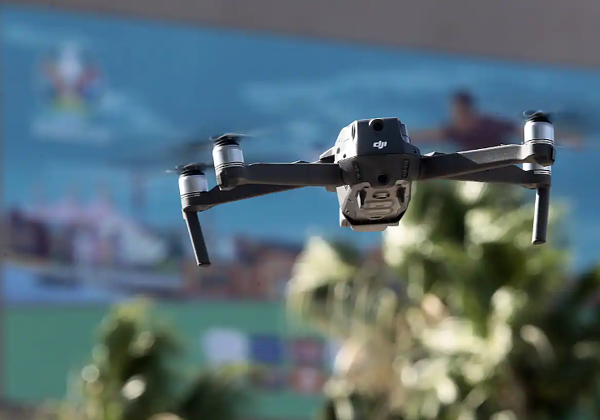 Un dron sobrevuela la ciudad de Sevilla durante una exhibición de la Policía Nacional en foto de archivo