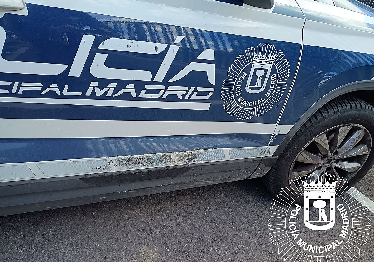 Daños en uno de los coches policiales tras la persecución