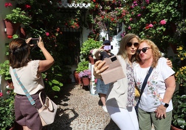 Las fotografías y 'selfies' en los Patios de Córdoba sólo podrán realizarse con el permiso de los propietarios