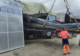 La Guardia Civil descubre una narcolancha en un invernadero de la costa de Granada que se usaba como almacén