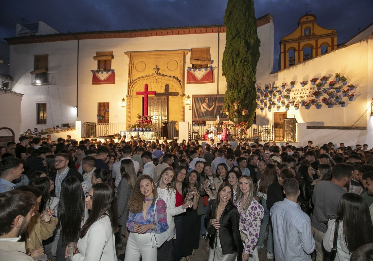 La cruz de la hermandad de la Paz en el Bailío, de noche