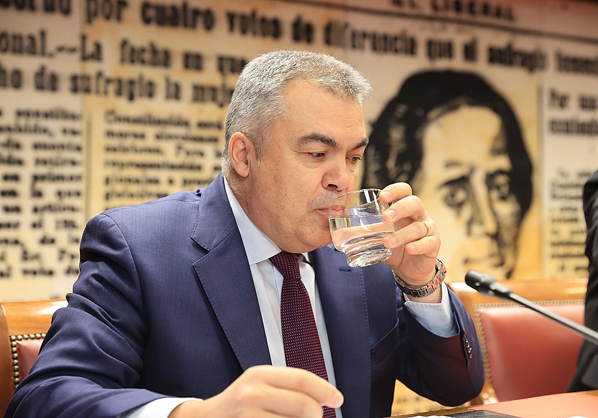 El secretario de Organización del PSOE, Santos Cerdán, bebe agua durante su comparecencia en la comisión de investigación del Senado por el caso Koldo