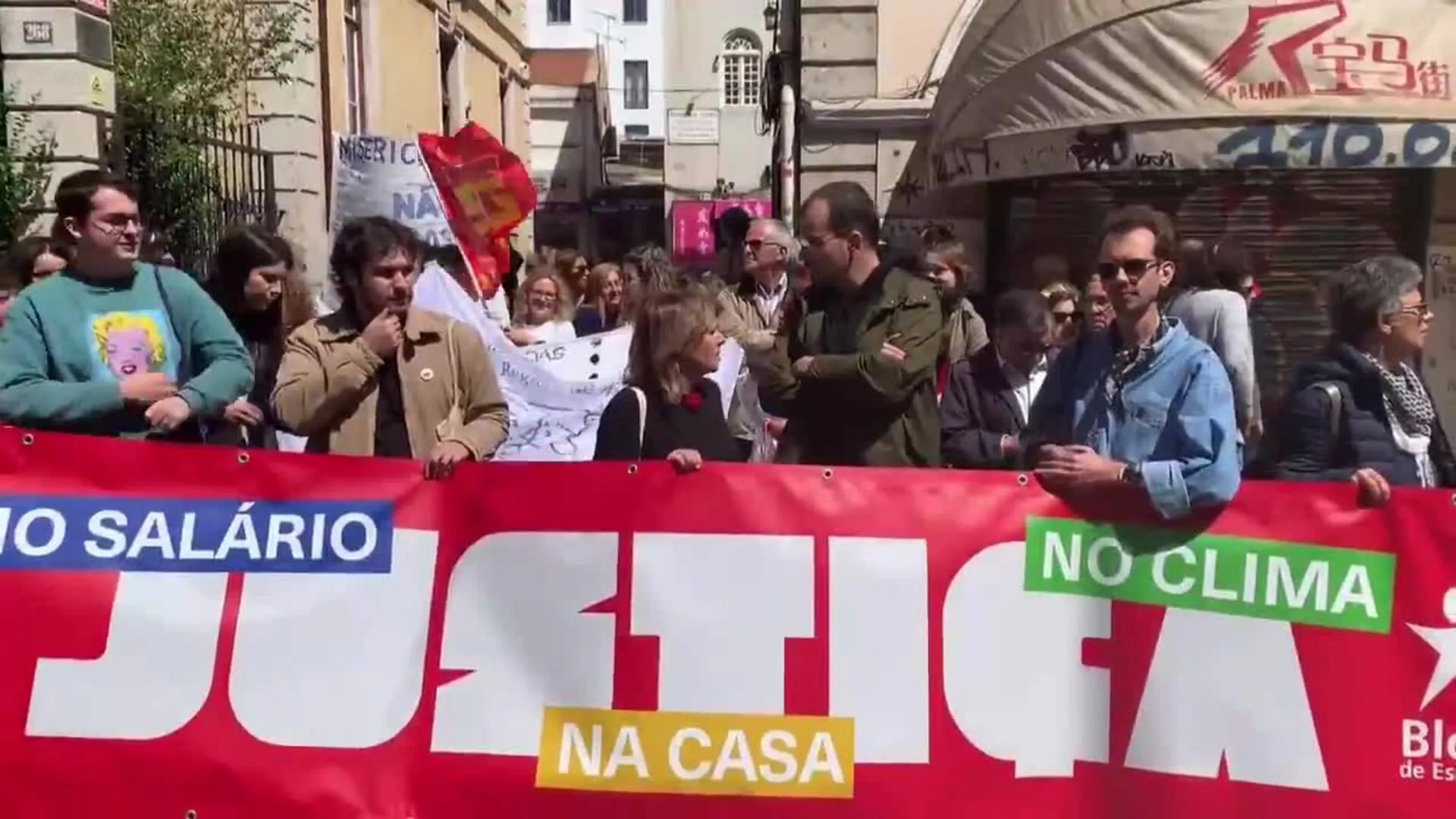 Milhares de pessoas manifestam-se em Portugal por melhores salários e pensões