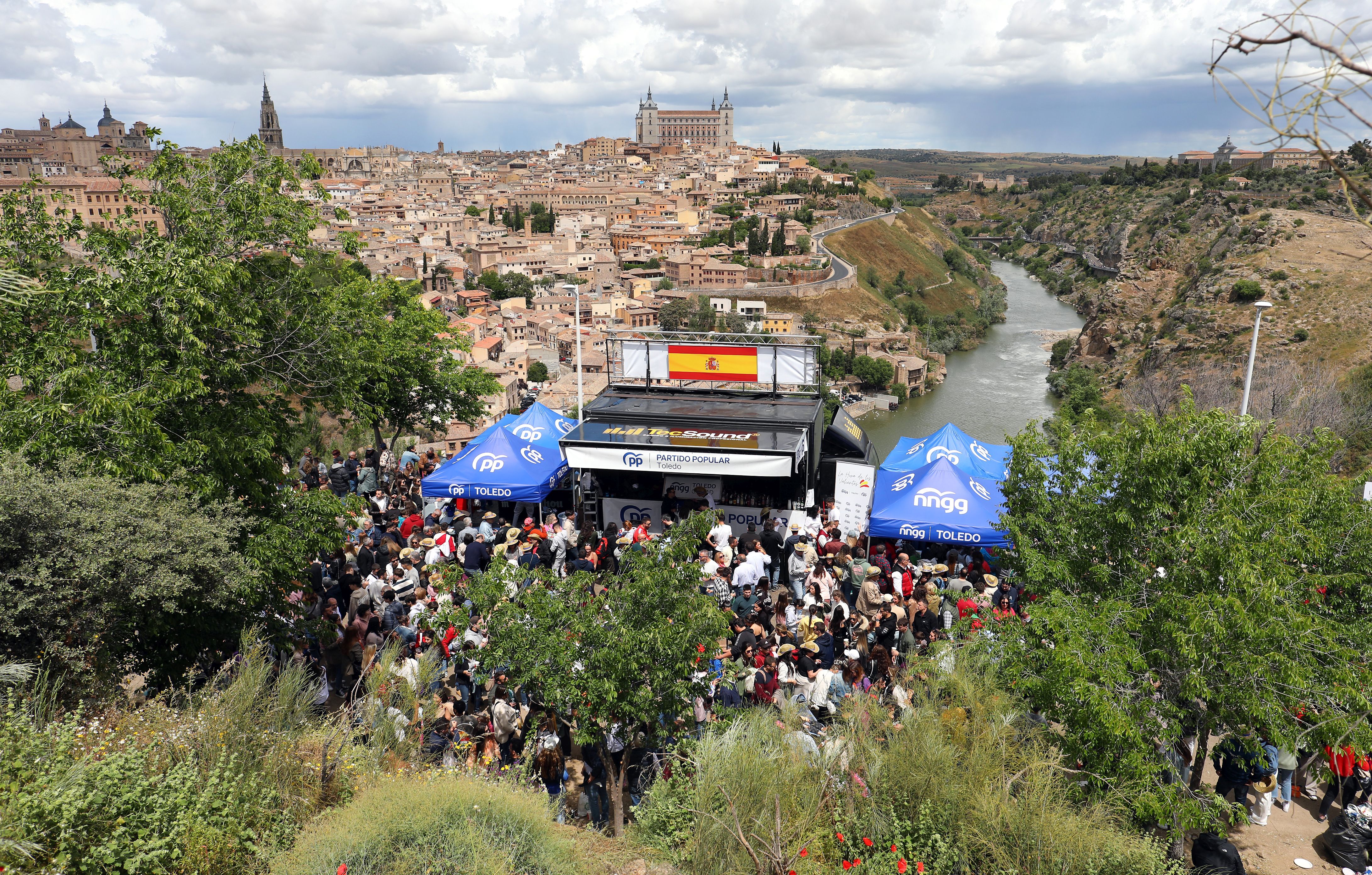 Multitudinario y frío Día del Valle en Toledo