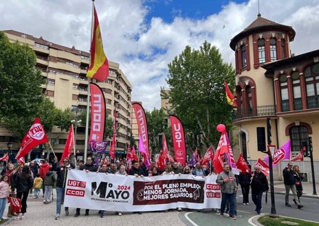 Imagen secundaria 1 - Las manifestaciones por el 1º de Mayo se han celebrado por diferentes ciudades de Castilla-La Mancha, reclamando más empleo, más salario y reformas para bajar la siniestralidad laboral