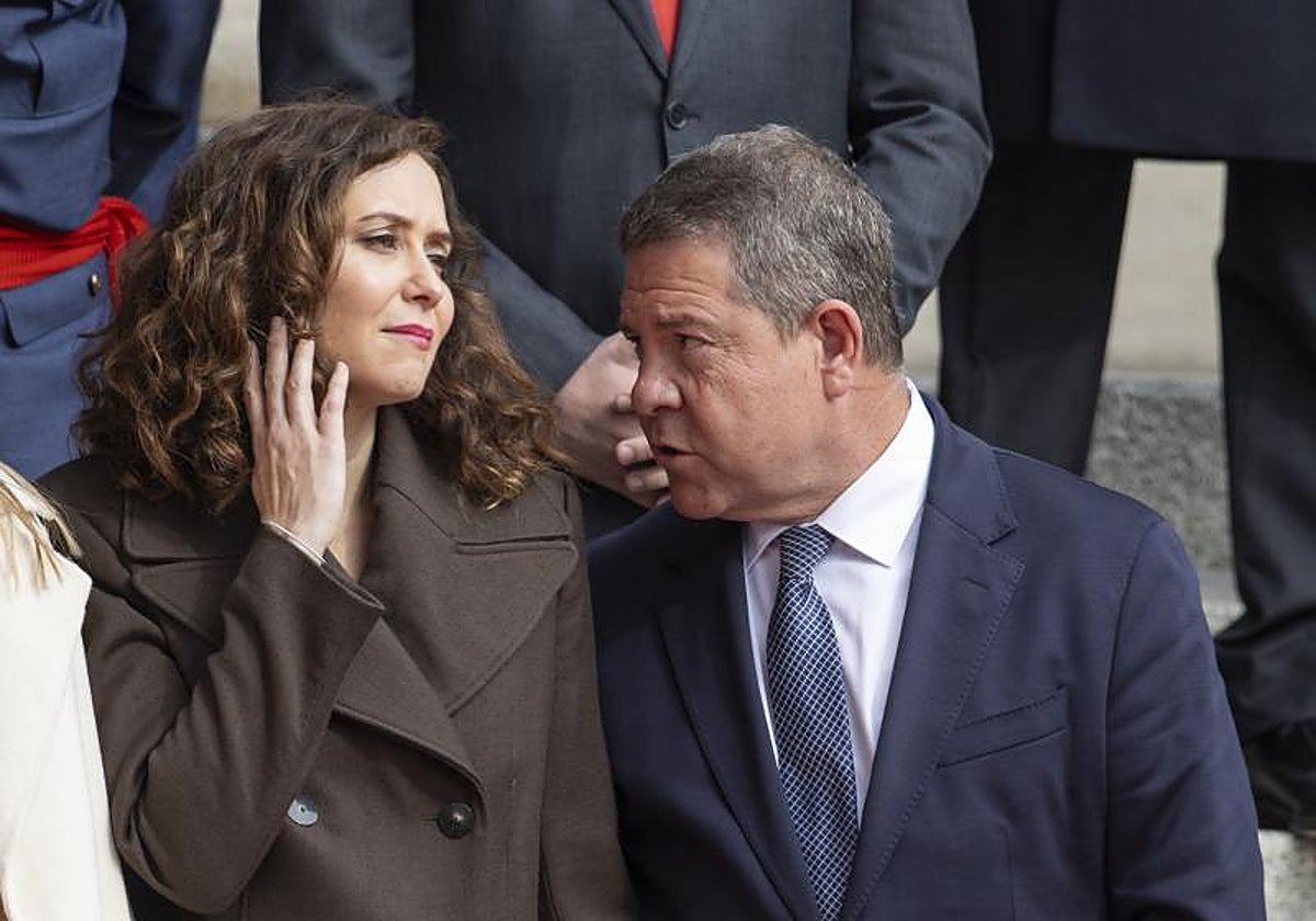 La presidenta autónomica madrileña, Isabel Díaz Ayuso, y su homólogo castellano-manchego, Emiliano García-Page, en un acto público.