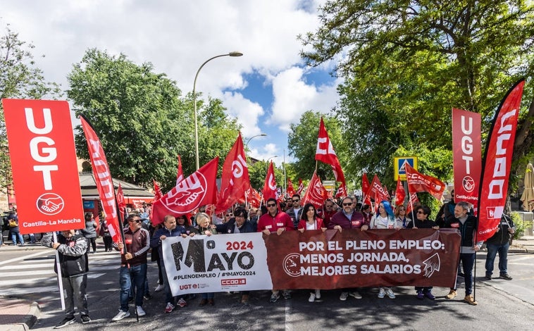 Imagen principal - Las manifestaciones por el 1º de Mayo se han celebrado por diferentes ciudades de Castilla-La Mancha, reclamando más empleo, más salario y reformas para bajar la siniestralidad laboral