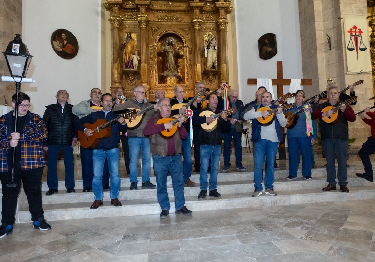 Actuación de la rondalla 'El Desguace' en la iglesia de Santiago