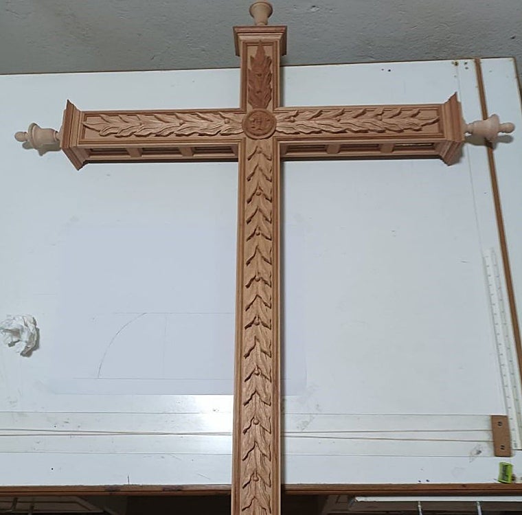 La nueva cruz alzada que incorpora la hermandad este año a la procesión de San Rafael