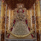 La patrona de Almonte sobre sus andas procesionales