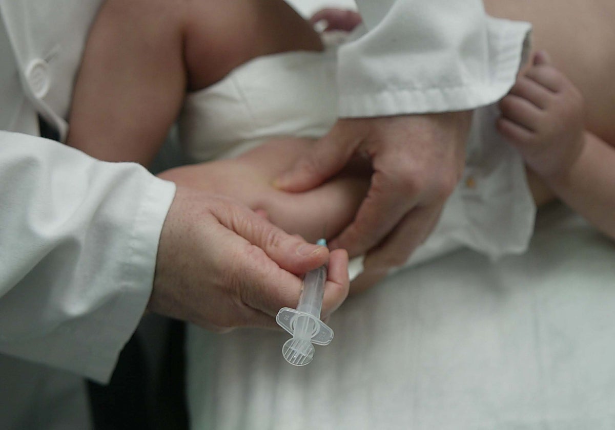 Imagen de archivo de una vacunación en bebés