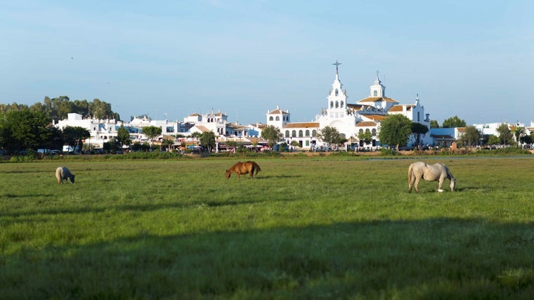 Imagen lejana de la aldea del Rocío y su ermita