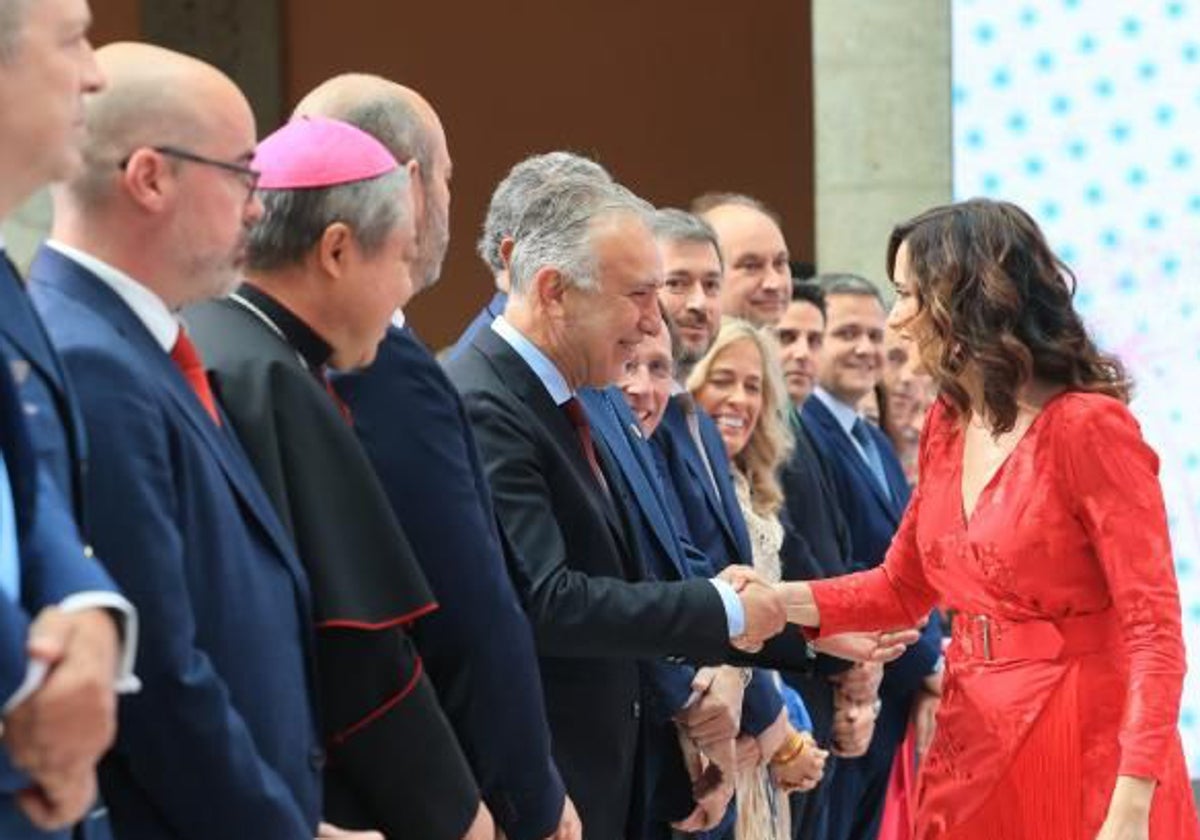 Isabel Díaz Ayuso saluda al ministro de Política Territorial, en el acto del Dos de Mayo